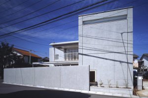 \"新野裕之建築設計の建築作品の紹介「緑と空につながる家」\"