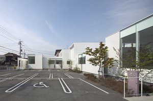 \"永見龍一建築計画事務所の建築作品の紹介「江本智子ウィメンズクリニック+江本内科」\"