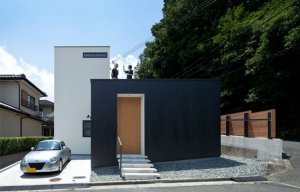\"山本嘉寛建蓄設計事務所の建築作品の紹介「小さな中庭と大きな縁側の家」\"