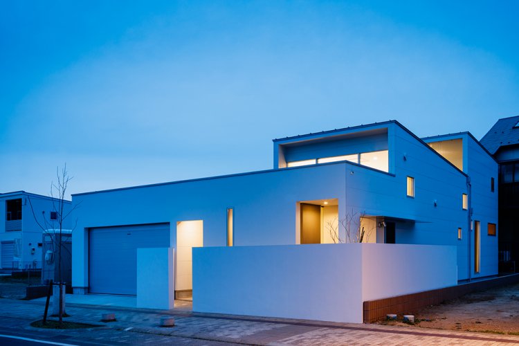 それぞれの時間を大切に犬猫と暮らす家［ほぼ平屋のコートハウス］