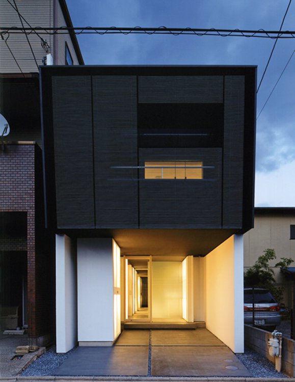 狭小地に建つ中庭のある都市住宅