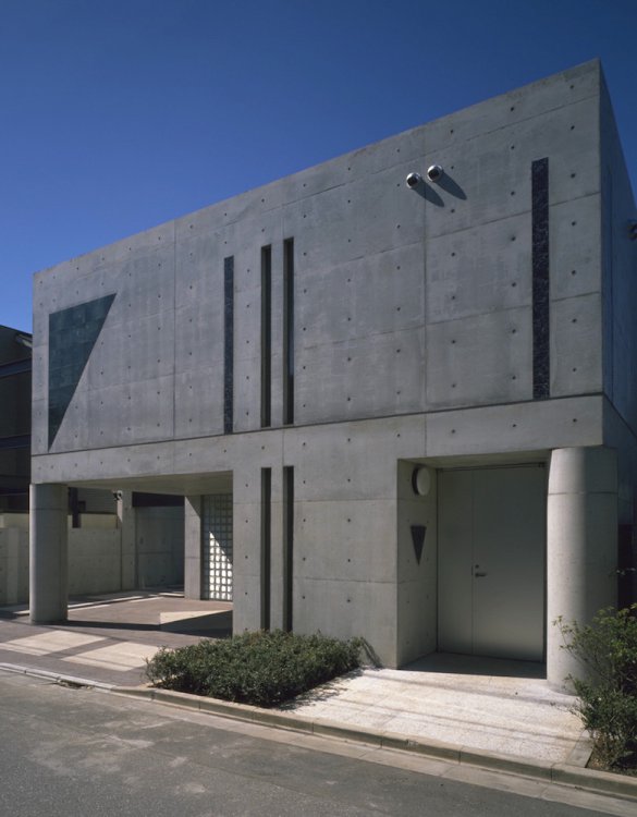 ガラス張りのショーケースのあるガレージハウス