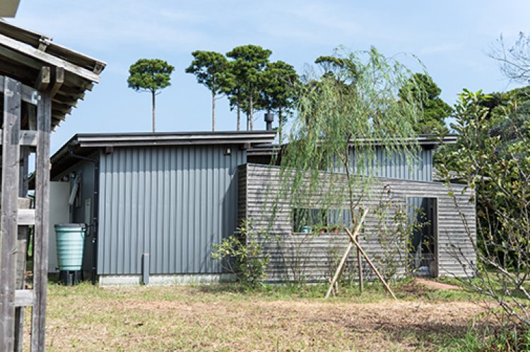 田んぼのなかに建つ家