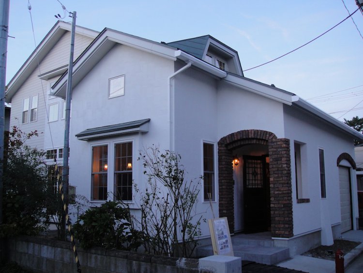 保戸野諏訪の白い家