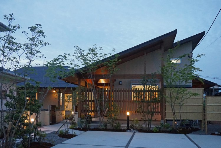 ?深い軒の外部空間を楽しむ『平屋の大屋根の美しい家』