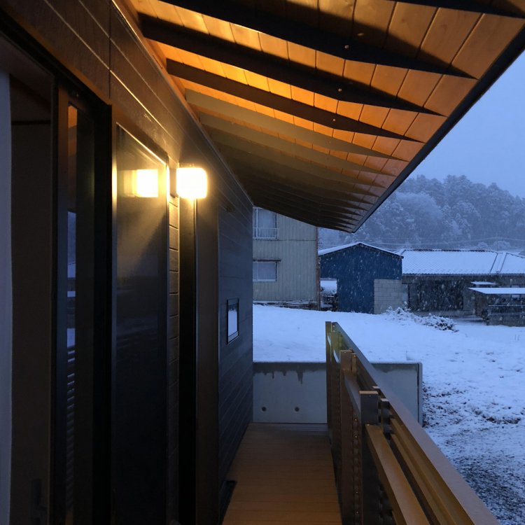 田園を臨む片流れ屋根の家